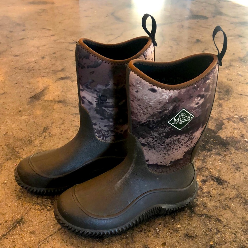 Boys size 4 camouflage Muck boots